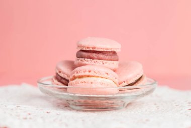 Pembe arka planda pembe ev yapımı makaronlar. Fransız tatlısı.