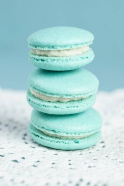 Mavi arka planda ev yapımı makarnalar. Fransız tatlısı.