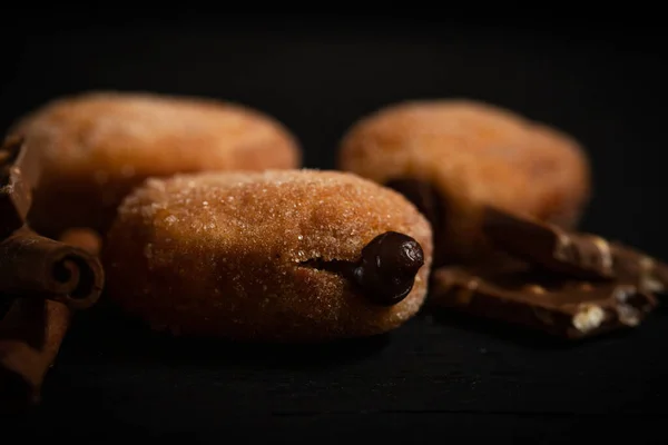 Свіжі Солодкі Пончики Чорному Дерев Яному Фоні Пончики Цукровим Порошком — стокове фото