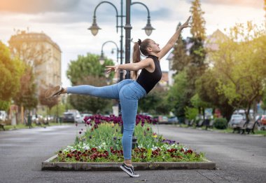 Parktaki güzel kız jimnastik hareketleri yapıyor. Mutlu kız..
