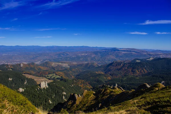 Een Adembenemend Uitzicht Bergen Die Omgeven Zijn Door Bossen — Stockfoto