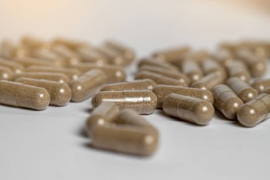 Beyaz arka planda E vitamini kapsülleri. Alternatif bitkisel ilaç.