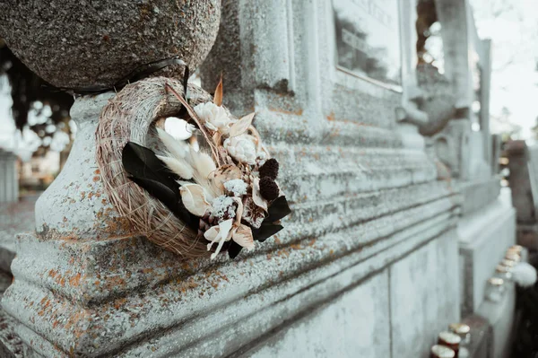 Lápida en cementerio con flores para concepto de muerte y pérdida. Día de todas las almas. Imágenes De Stock Sin Royalties Gratis