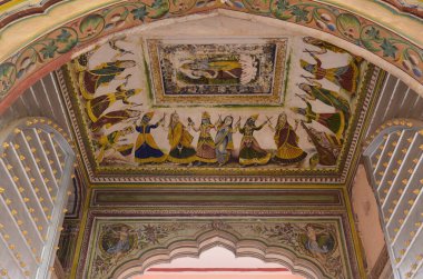 Rajasthan 'ın Shekhawati bölgesinde geleneksel haveli içinde güzel bir tavan.