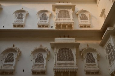 Bikaner, Rajasthan 'daki Junagarh kalesinin iç avlusunun pencereleri.