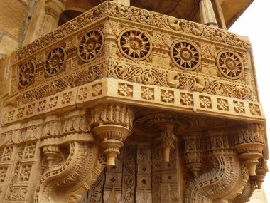 Jaisalmer Kalesi, Rajasthan 'daki bir oriel üzerine güzel oymalar.