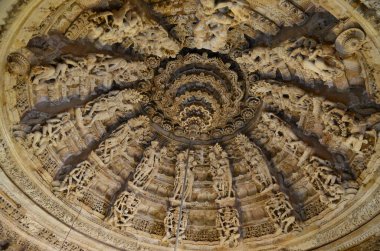 Jaisalmer 'deki Jain tapınağı: ezici taş işçiliği