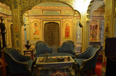 Jaisalmer, Rajasthan 'daki Patwa Haveli' de bir salon.