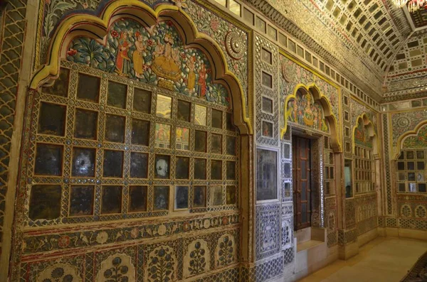 Meherangarh 'da aynalarla dolu değerli bir oda.