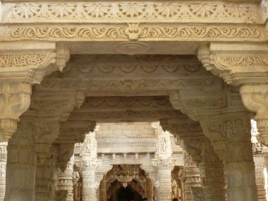 Chaumukha Mandir 'in içinde etkileyici kemerler.