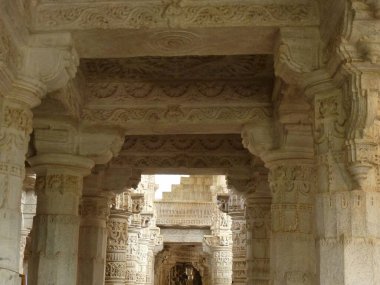 Chaumukha Mandir 'in içinde etkileyici kemerler.