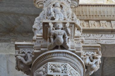 Chaumukha Mandir 'deki bir sütunun ayrıntıları.