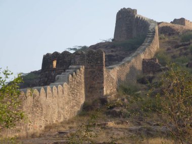 Büyük duvarlar Meherangarh kalesini koruyor.