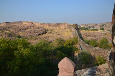 Büyük duvarlar Meherangarh kalesini koruyor.