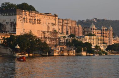 Şafak vakti güzel Pichola Gölü