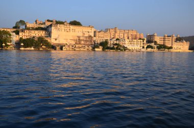 Şafak vakti güzel Pichola Gölü