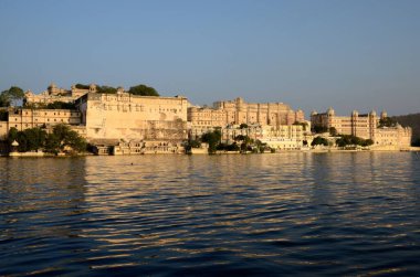 Öğleden sonra güzel Pichola Gölü