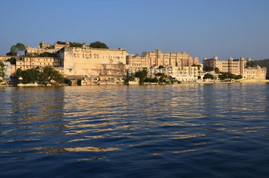 Öğleden sonra güzel Pichola Gölü