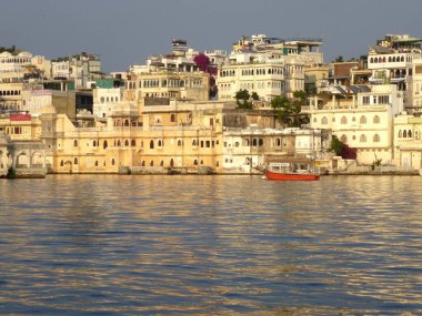 Öğleden sonra güzel Pichola Gölü