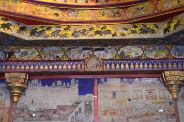 Şehir sarayının içinde harika duvar resimleri var.