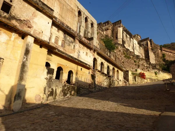 Taragarh Kalesi 'ne giden dik bir yol var.