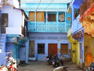 Bundi şehrinin renkli avlusu