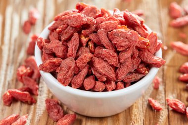 Goji meyveleri bir tabloda bir beyaz Çin kase