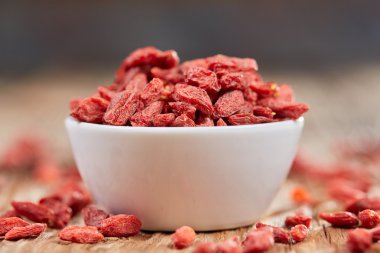 Goji meyveleri bir tabloda bir beyaz Çin kase