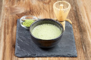 Ahşap bir masa üzerinde yeşil matcha çay