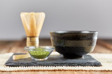 Yeşil matcha toz ve çay hazırlama