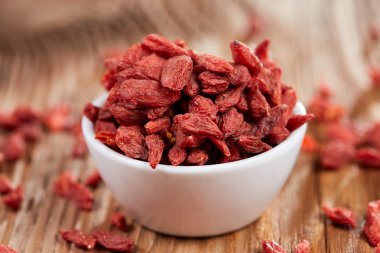 Goji meyveleri bir tabloda bir beyaz Çin kase