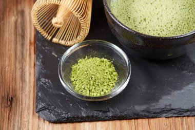 Ahşap bir masa üzerinde yeşil matcha çay