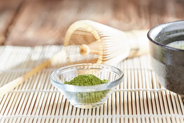 Yeşil matcha çay hazırlama bir bambu masa mat ayarla