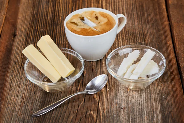 Kaffee, Butter und Kokosöl für kugelsicheren Kaffee — Stockfoto