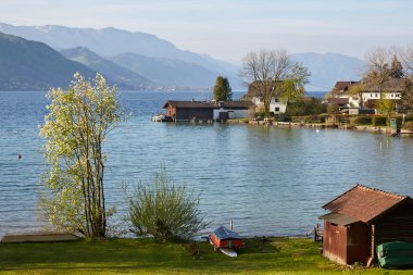 İlkbahar sabah Attersee Gölü
