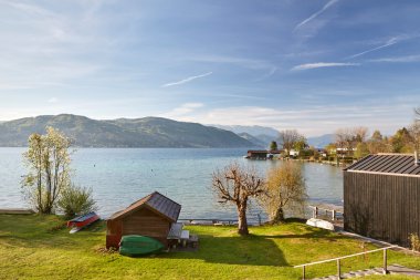 İlkbahar sabah Attersee Gölü