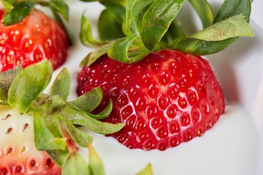 Strasberries beyaz yoğurt ile güler yüzlü kase