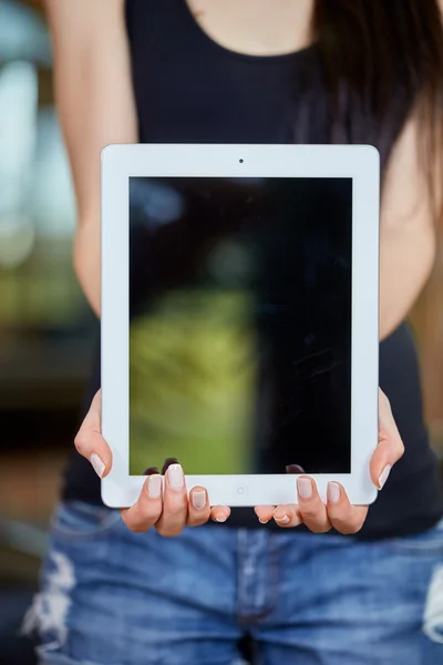 Genç Kafkas kadın holding tablet