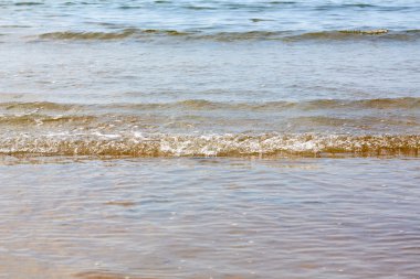 Sahilde sudan kuma küçük dalgalanmalar