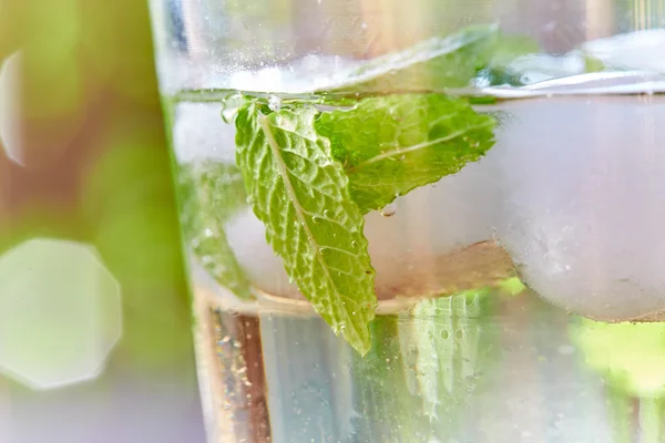 Macro shot of cool drink with mint — Stock Photo, Image