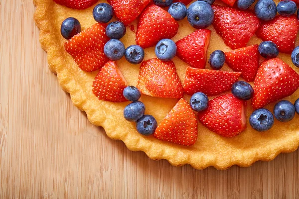 Meyveli kek üst görünümden bir tablo