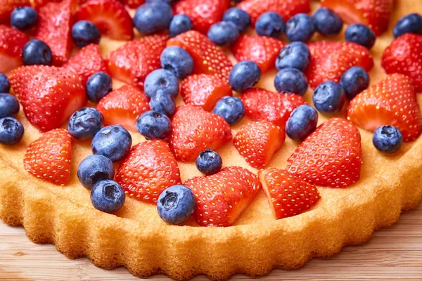 Meyve kek straberries ve yaban mersini