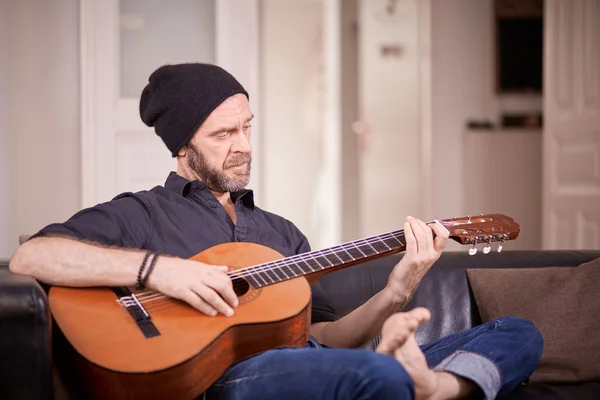Evde gitar çalmak sakallı serin eski adam