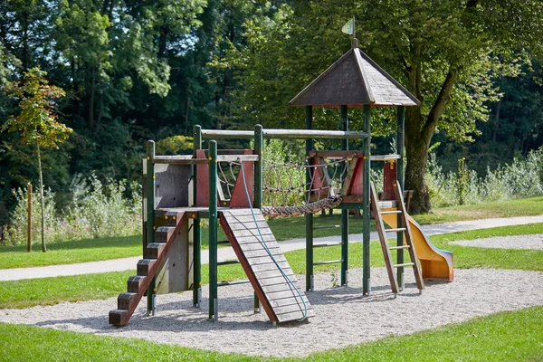 緑豊かな公園で子供遊び場機器 — ストック写真