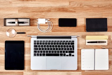 Office Masaüstü görünümü cep telefonu, tablet, defter, p ile yukarıda