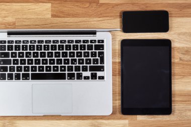Bilgisayar, tablet ve telefon pho ile Office meşe masaüstü Üstten Görünüm