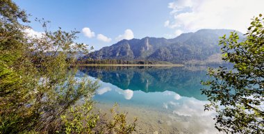 Panoramik göl Offensee Avusturya