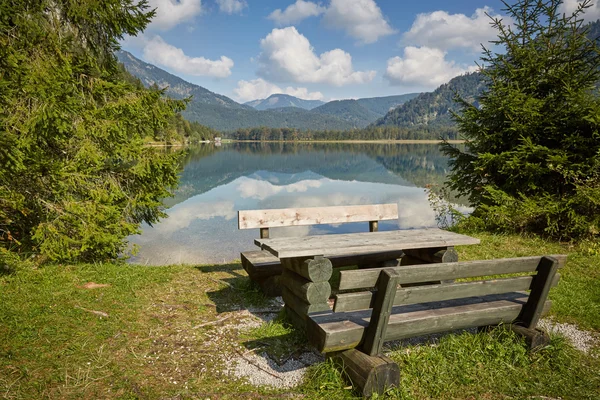 Mesa de piquenique e banco no lago Offensee em Salzkammergut — Fotografia de Stock