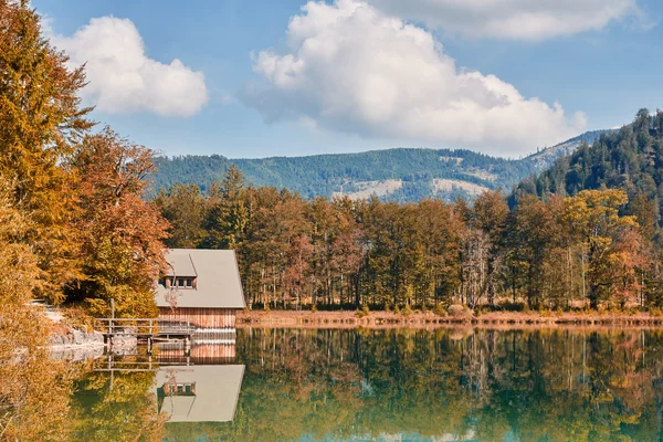 Панорамним видом на озеро Offensee в Австрії — стокове фото
