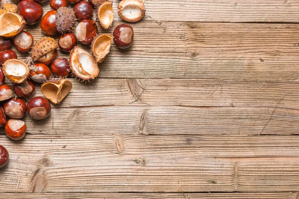 Castanhas em uma mesa — Fotografia de Stock